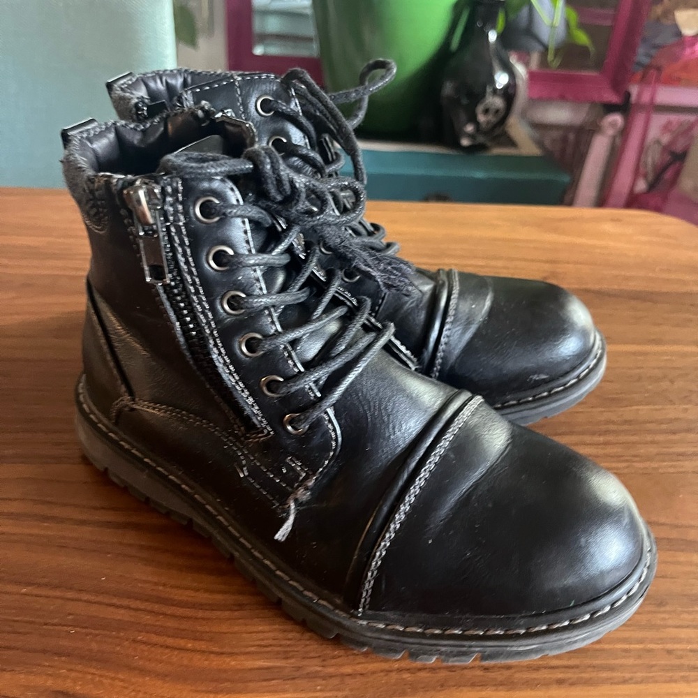 Girls size 2 black zip up combat boots